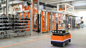 Weil das mobile Robotersystem in unmittelbarer Nähe zum Menschen arbeitet, hat sich Kuka für die Kombination der mobilen Plattform mit einem MRK-fähigen Roboterarm entschieden, die alle Sicherheitsaspekte beim Umgang mit einem mobilen Robotersystem berücksichtigt. Weil das mobile Robotersystem in unmittelbarer Nähe zum Menschen arbeitet, hat sich Kuka für die Kombination der mobilen Plattform mit einem MRK-fähigen Roboterarm entschieden, die alle Sicherheitsaspekte beim Umgang mit einem mobilen Robotersystem berücksichtigt.