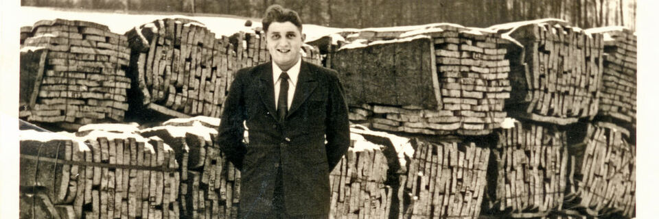 Josef Pöppelmann (Bild) funktioniert 1949 mit seinem Bruder Hubert einen Hühnerstall zur „Korkenfabrik Gebrüder Pöppelmann“ um. Josef Pöppelmann (Bild) funktioniert 1949 mit seinem Bruder Hubert einen Hühnerstall zur „Korkenfabrik Gebrüder Pöppelmann“ um.