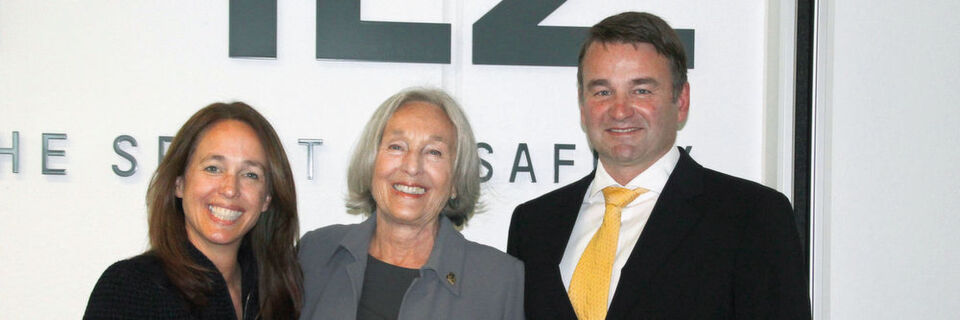Ende 2017 wird sich Renate Pilz (Mitte), Vorsitzende der Geschäftsführung, aus dem operativen Geschäft verabschieden und die Leitung des Familienunternehmens Pilz komplett in die Hände von Tochter Susanne Kunschert (links) und Sohn Thomas Pilz (rechts) übergeben. Ende 2017 wird sich Renate Pilz (Mitte), Vorsitzende der Geschäftsführung, aus dem operativen Geschäft verabschieden und die Leitung des Familienunternehmens Pilz komplett in die Hände von Tochter Susanne Kunschert (links) und Sohn Thomas Pilz (rechts) übergeben.