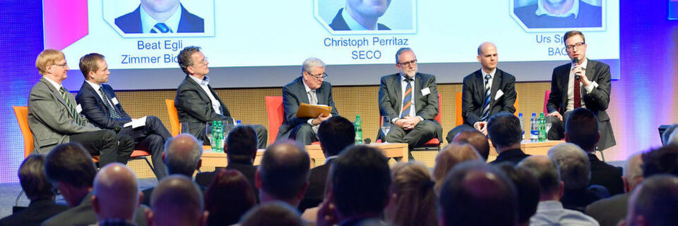 Im Rahmen einer Podiumsdiskussion anlässlich der Fasmed-Fachtagung zur neuen MDR/IVDR legen Vertreter führender Medtech-Firmen offen, wo sie der Schuh drückt. Im Rahmen einer Podiumsdiskussion anlässlich der Fasmed-Fachtagung zur neuen MDR/IVDR legen Vertreter führender Medtech-Firmen offen, wo sie der Schuh drückt.