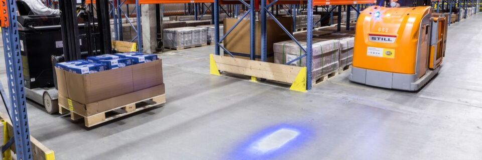 Die Warnleuchte „Modul 50 LED Spot“ aus eigener Fertigung sorgt für mehr Sicherheit im Lager von Hella. Die Warnleuchte „Modul 50 LED Spot“ aus eigener Fertigung sorgt für mehr Sicherheit im Lager von Hella.