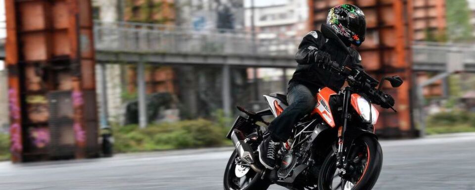 Die KTM Duke 125 trägt den Spitznamen „Baby-Biest“. Die KTM Duke 125 trägt den Spitznamen „Baby-Biest“.