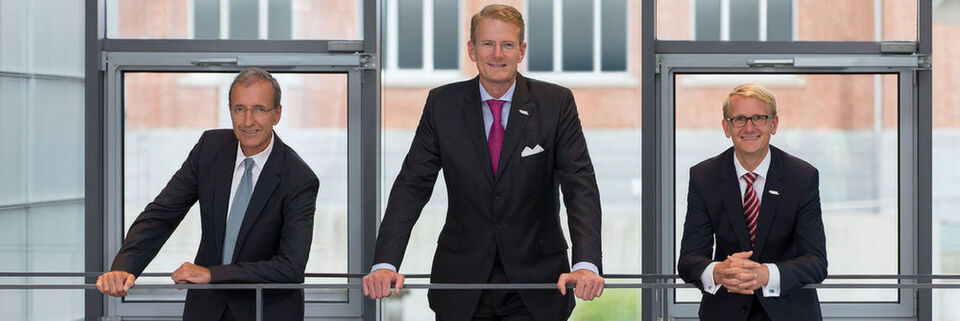 Vorstandsfoto aus vergangenen Tagen: Dr. Joachim Schulz (li.) soll die Lücke schließen, die Prof. Dr. Hanns-Peter-Knaebel als Vorstandsvorsitzender hinterlassen hat. Rechts im Bild: Aesculap-Vorstand Dr. Jens Lackum. Vorstandsfoto aus vergangenen Tagen: Dr. Joachim Schulz (li.) soll die Lücke schließen, die Prof. Dr. Hanns-Peter-Knaebel als Vorstandsvorsitzender hinterlassen hat. Rechts im Bild: Aesculap-Vorstand Dr. Jens Lackum.