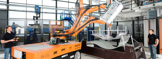 Für die Erforschung mobiler und automatisierter Herstellung großer Bauteile aus faserverstärkten Kunststoffen stehen der TU Braunschweig zwei mobile, batteriebetriebene Industrieroboter zur Verfügung, die eigenständig große Leichtbaustrukturen produzieren können. Die mobilen Produktionsroboter „KMR Quantec-TUBS“ wurden im Rahmen der Kooperation „DLR@UNI“ vom Institut für Adaptronik und Funktionsintegration der Technischen Universität Braunschweig und vom Institut für Faserverbundleichtbau und Adaptronik des Deutschen Zentrums für Luft- und Raumfahrt in Braunschweig konzipiert. Für die Erforschung mobiler und automatisierter Herstellung großer Bauteile aus faserverstärkten Kunststoffen stehen der TU Braunschweig zwei mobile, batteriebetriebene Industrieroboter zur Verfügung, die eigenständig große Leichtbaustrukturen produzieren können. Die mobilen Produktionsroboter „KMR Quantec-TUBS“ wurden im Rahmen der Kooperation „DLR@UNI“ vom Institut für Adaptronik und Funktionsintegration der Technischen Universität Braunschweig und vom Institut für Faserverbundleichtbau und Adaptronik des Deutschen Zentrums für Luft- und Raumfahrt in Braunschweig konzipiert.