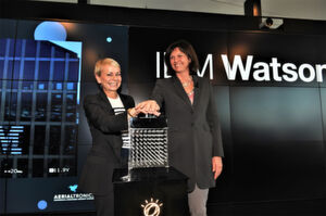 Die globale IoT-Zentrale von IBM in München ließ sich der Blaue Riese 200 Millionen Dollar kosten. In der Abbildung: Harriet Green, Global Head of Watson IoT (links) und Ilse Aigner, Bayerische Staatsministerin für Wirtschaft und Medien, Energie und Technologie, „fahren“ gemeinsam das neue globale Zentrum von IBM für Watson IoT in München „hoch“. Die globale IoT-Zentrale von IBM in München ließ sich der Blaue Riese 200 Millionen Dollar kosten. In der Abbildung: Harriet Green, Global Head of Watson IoT (links) und Ilse Aigner, Bayerische Staatsministerin für Wirtschaft und Medien, Energie und Technologie, „fahren“ gemeinsam das neue globale Zentrum von IBM für Watson IoT in München „hoch“.