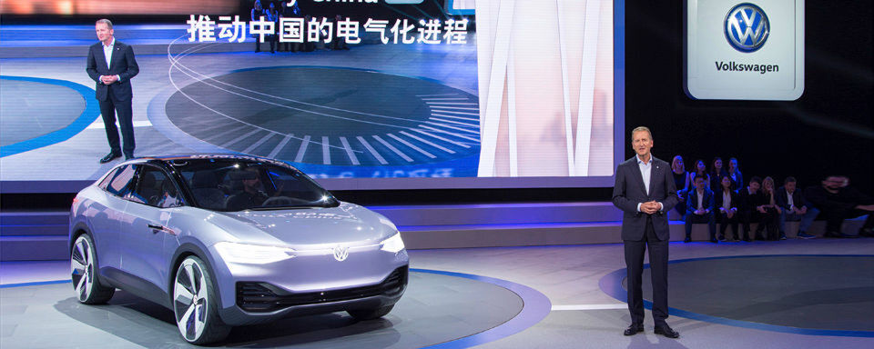 Auf der „Auto Shanghai 2017“ stellt der Volkswagen-Konzern drei Elektrofahrzeuge vor. Im Bild VW-Markenvorstand Dr. Herbert Diess mit dem Konzeptfahrzeug I.D. Crozz. Auf der „Auto Shanghai 2017“ stellt der Volkswagen-Konzern drei Elektrofahrzeuge vor. Im Bild VW-Markenvorstand Dr. Herbert Diess mit dem Konzeptfahrzeug I.D. Crozz.