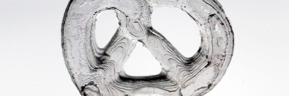 Erstmals ist es Forschern gelungen, Glas als Werkstoff für die additive Fertigung zu verwenden. Erstmals ist es Forschern gelungen, Glas als Werkstoff für die additive Fertigung zu verwenden.