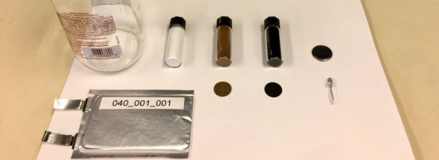 Forschern der University of California, Riverside, ist es mit einem neuartigem Fertigungsprozess gelungen, Altglas zu kostengünstigen Nanosilizium-Anoden für Lithium-Ionen-Baterrien zu recyclen. Forschern der University of California, Riverside, ist es mit einem neuartigem Fertigungsprozess gelungen, Altglas zu kostengünstigen Nanosilizium-Anoden für Lithium-Ionen-Baterrien zu recyclen.