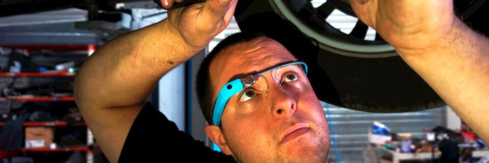 Bei Wartungsaufgaben hilft die Datenbrille, auch knifflige Fälle zu lösen. Bei Wartungsaufgaben hilft die Datenbrille, auch knifflige Fälle zu lösen.
