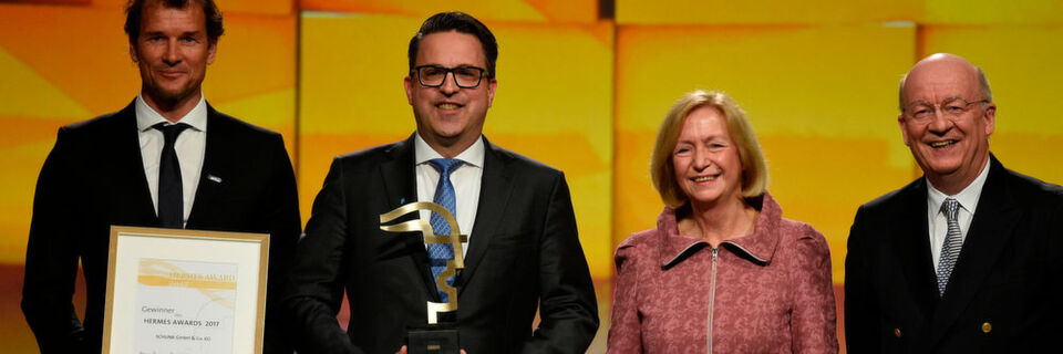Bundesministerin Johanna Wanka verlieh zum Messeauftakt den begehrten Hermes Award an die Greiferfirma Schunk. Bundesministerin Johanna Wanka verlieh zum Messeauftakt den begehrten Hermes Award an die Greiferfirma Schunk.