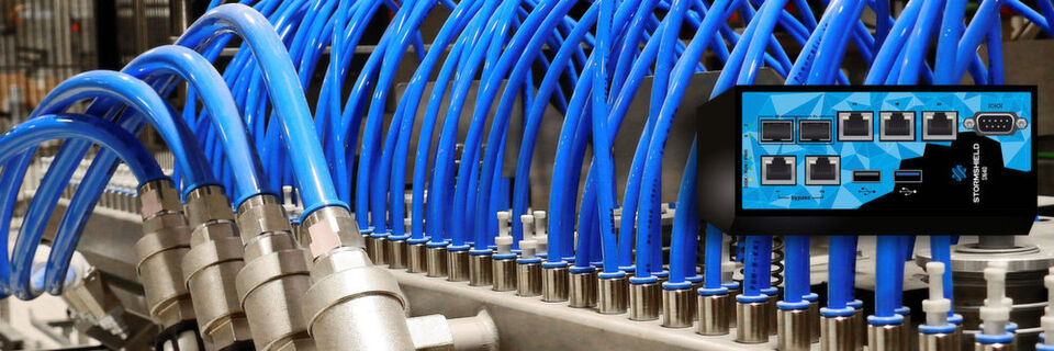 Eine Industrie-Firewall muss verhindern, dass industrielle Systeme durch Angriffe kompromittiert werden, da dies schnell zu Produktionsausfällen führen kann. Eine Industrie-Firewall muss verhindern, dass industrielle Systeme durch Angriffe kompromittiert werden, da dies schnell zu Produktionsausfällen führen kann.