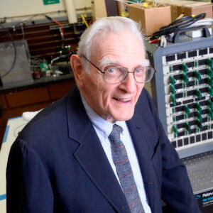 Batterieforschungs-Urgestein John Goodenough: Ein Forschungsteam um den 94-jährigen führenden Chemie-Experten hat an der 'University of Texas at Austin' nicht-brennbare Feststoff-Batteriezellen entwickelt, die eine sicherere, schnell-ladende Alternative zur gegenwärtigen Litium-Ionen-Technologe bieten könnte. Batterieforschungs-Urgestein John Goodenough: Ein Forschungsteam um den 94-jährigen führenden Chemie-Experten hat an der 'University of Texas at Austin' nicht-brennbare Feststoff-Batteriezellen entwickelt, die eine sicherere, schnell-ladende Alternative zur gegenwärtigen Litium-Ionen-Technologe bieten könnte.