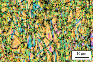 Mikroskopische Aufnahme der Nanodrähte, die von den Forschern durch Elektrospinnen erzeugt wurden. Mikroskopische Aufnahme der Nanodrähte, die von den Forschern durch Elektrospinnen erzeugt wurden.