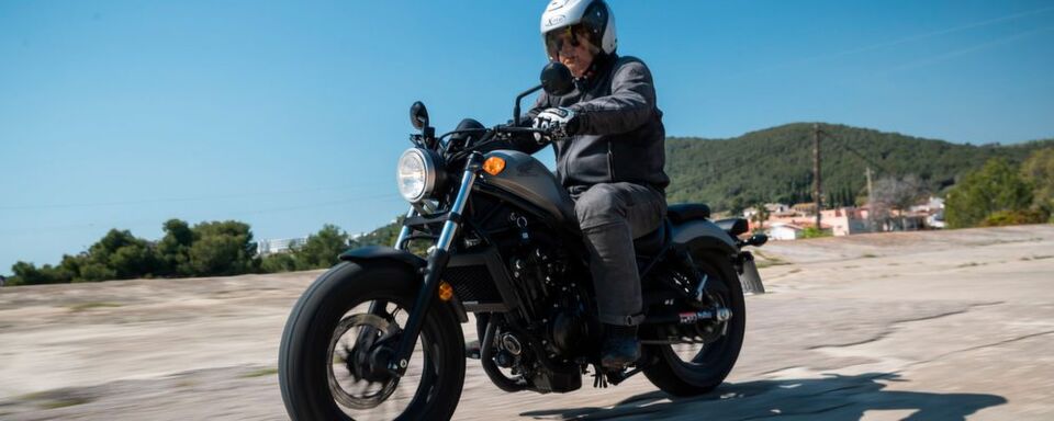 Rebel heißt eine neue Honda, die mit mattem Lack und dicken Reifen auch dicke Backen macht. Rebel heißt eine neue Honda, die mit mattem Lack und dicken Reifen auch dicke Backen macht.