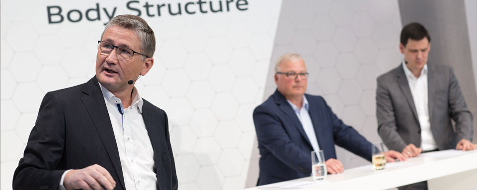 Dr. Ulrich Widmann, Leiter der Aufbauentwicklung bei Audi (l.), spricht im Interview mit »Automobil Industrie« über den Leichtbau der Zukunft: Bionik, Funktionsintegration und Hybridstrukturen. Dr. Ulrich Widmann, Leiter der Aufbauentwicklung bei Audi (l.), spricht im Interview mit »Automobil Industrie« über den Leichtbau der Zukunft: Bionik, Funktionsintegration und Hybridstrukturen.
