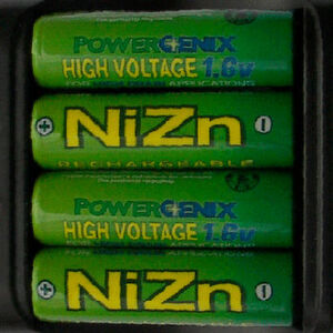Nickel-Zink-Akkus sind derzeit vor allem im gebraüchlichen Mignonzellen-Format verbreitet. Ein am US Naval Research Laboratory entwickelter, neuartiger Ansatz verspricht nun, diesen Batterietyp als ungefeährlichere Alternative zu Lithium-Ionen-Akkus auch in größeren Bauformen zu platzieren. Nickel-Zink-Akkus sind derzeit vor allem im gebraüchlichen Mignonzellen-Format verbreitet. Ein am US Naval Research Laboratory entwickelter, neuartiger Ansatz verspricht nun, diesen Batterietyp als ungefeährlichere Alternative zu Lithium-Ionen-Akkus auch in größeren Bauformen zu platzieren.