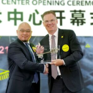 Feierliche Eröffnung (v.l.): Jonathan Kwok (CEO Automation & IT China) und Michael Mohr (Executive Vice President Sales Automation). Feierliche Eröffnung (v.l.): Jonathan Kwok (CEO Automation & IT China) und Michael Mohr (Executive Vice President Sales Automation).