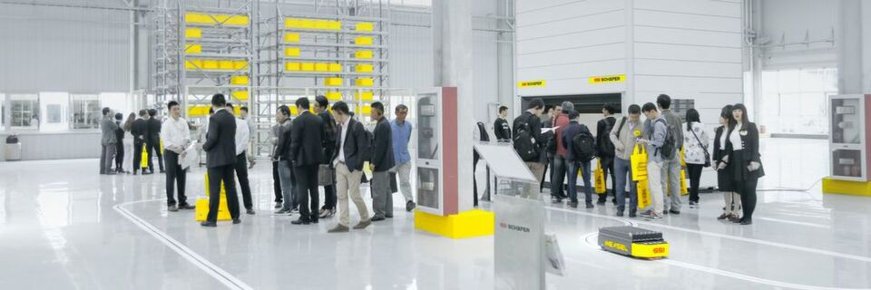 Im SSI-Schäfer-Technologiezentrum im ostchinesischen Kunshan können Kunden Produkte wie das fahrerlose Transportsystem Weasel, den Lagerlift Logimat sowie Regale und Kästen begutachten. Im SSI-Schäfer-Technologiezentrum im ostchinesischen Kunshan können Kunden Produkte wie das fahrerlose Transportsystem Weasel, den Lagerlift Logimat sowie Regale und Kästen begutachten.