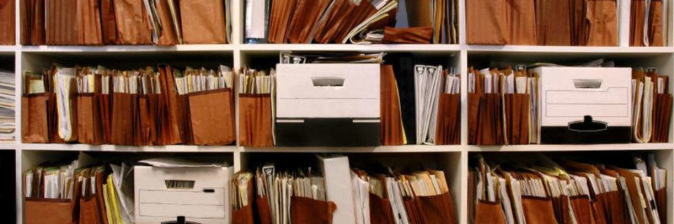Ein seltener Blick in das Führerhaus eines LKW – Papier wohin man sieht! Ein seltener Blick in das Führerhaus eines LKW – Papier wohin man sieht!