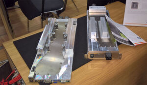 Ein wasserführender Kühlkörper auf der gesamten Platinenoberfläche kennzeichnet die für Hot Fluid Computing vorbereiteten Komponenten von Thomas Krenn. Ein wasserführender Kühlkörper auf der gesamten Platinenoberfläche kennzeichnet die für Hot Fluid Computing vorbereiteten Komponenten von Thomas Krenn.