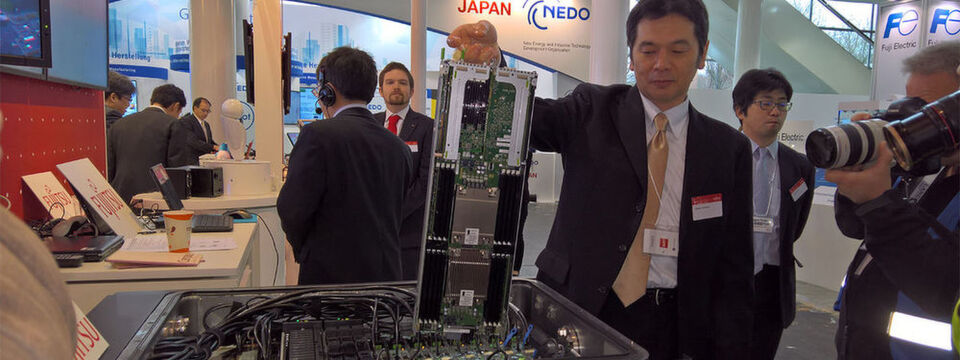Fujitsu zeigte sein Liquid Immersion Cooling System erstmals auf der CeBIT 2017. In das Bad passen hrizontal 16 Höheneinheiten und verbraucht nach Herstellerangaben 40 Prozent weniger Strom als herkömmliche Racks. Fujitsu zeigte sein Liquid Immersion Cooling System erstmals auf der CeBIT 2017. In das Bad passen hrizontal 16 Höheneinheiten und verbraucht nach Herstellerangaben 40 Prozent weniger Strom als herkömmliche Racks.