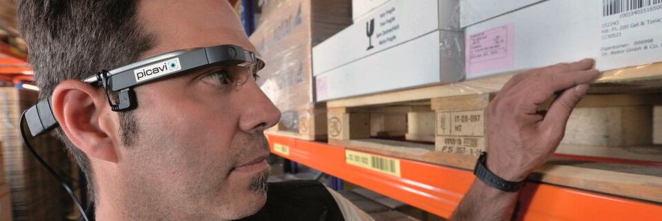 Die Nutzung von Datenbrillen läuft gerade an. Immer mehr Unternehmen greifen auf die Hightech-Gerätschaften zurück, da sie effizientere Strukturen versprechen. Eines von ihnen ist Dr. Babor: Der Kosmetikanbieter hat das Pick-by-Vision-System von Picavi live im Einsatz. Die Nutzung von Datenbrillen läuft gerade an. Immer mehr Unternehmen greifen auf die Hightech-Gerätschaften zurück, da sie effizientere Strukturen versprechen. Eines von ihnen ist Dr. Babor: Der Kosmetikanbieter hat das Pick-by-Vision-System von Picavi live im Einsatz.