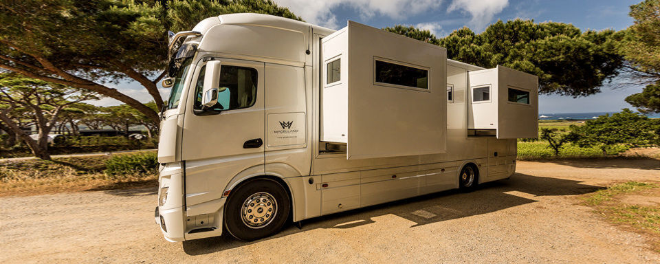 Das Haus am See, die Hütte in den Bergen – oder 30 Quadratmeter Wohnraum auf einem Actros-Fahrgestell. Das Haus am See, die Hütte in den Bergen – oder 30 Quadratmeter Wohnraum auf einem Actros-Fahrgestell.