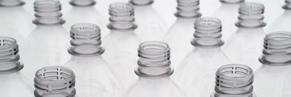 Transparente PEF-Flaschen. Hersteller setzen große Hoffnungen auf Polyethylenfuranoat (PEF), das zu 100 % aus pflanzlichen Rohstoffen produziert wird. Transparente PEF-Flaschen. Hersteller setzen große Hoffnungen auf Polyethylenfuranoat (PEF), das zu 100 % aus pflanzlichen Rohstoffen produziert wird.