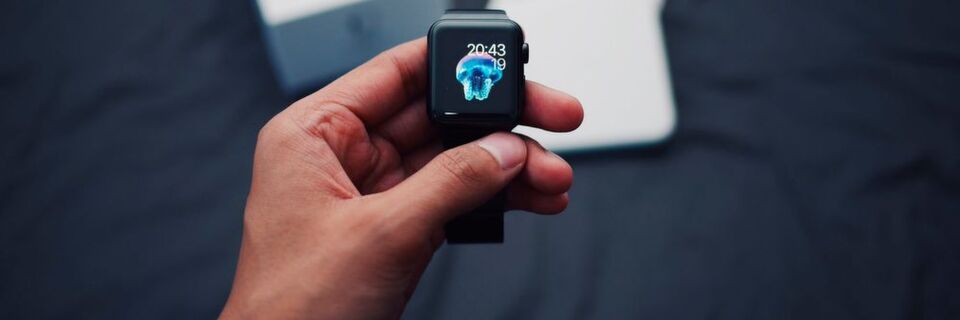 Smartwatches haben schon längst die Verbraucher erreicht. Nun beginnen auch Unternehmen die tragbare Technologie einzusetzen, um Abläufe effizienter zu gestalten. Smartwatches haben schon längst die Verbraucher erreicht. Nun beginnen auch Unternehmen die tragbare Technologie einzusetzen, um Abläufe effizienter zu gestalten.
