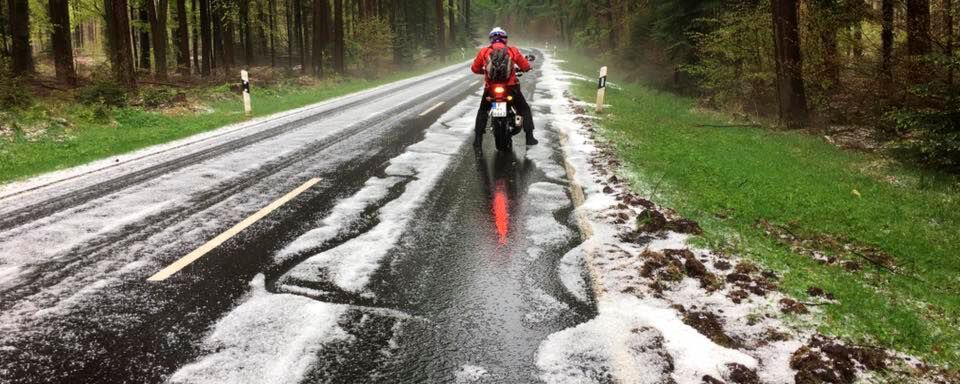 Honda-Testtage und das Unwetter im Mainviereck: Torsten Thimm vom „Kradblatt“ fing das Bild von der verhagelten Piste mit seiner Kamera an Bord einer Honda Fireblade ein. Honda-Testtage und das Unwetter im Mainviereck: Torsten Thimm vom „Kradblatt“ fing das Bild von der verhagelten Piste mit seiner Kamera an Bord einer Honda Fireblade ein.