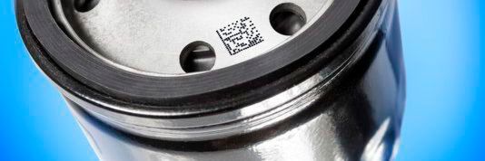 Die jüngere Druckergeneration von Bluhm druckt bis zu fünf Zeilen Text, Chargen- oder Seriennummern und Barcodes sowie 2D-Codes. Die jüngere Druckergeneration von Bluhm druckt bis zu fünf Zeilen Text, Chargen- oder Seriennummern und Barcodes sowie 2D-Codes.