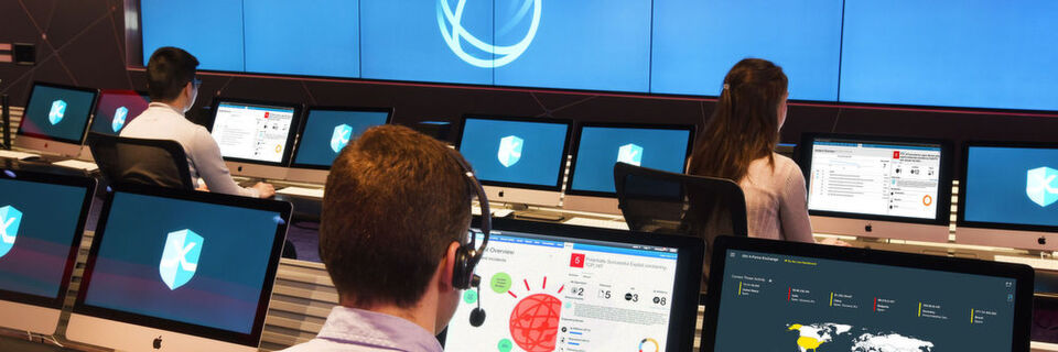 Analysten in den weltweit rund 300 IBM SOCs nutzen Watson for Cybersecurity, um IT-Sicherheitsvorfälle in Echtzeit zu untersuchen. Analysten in den weltweit rund 300 IBM SOCs nutzen Watson for Cybersecurity, um IT-Sicherheitsvorfälle in Echtzeit zu untersuchen.