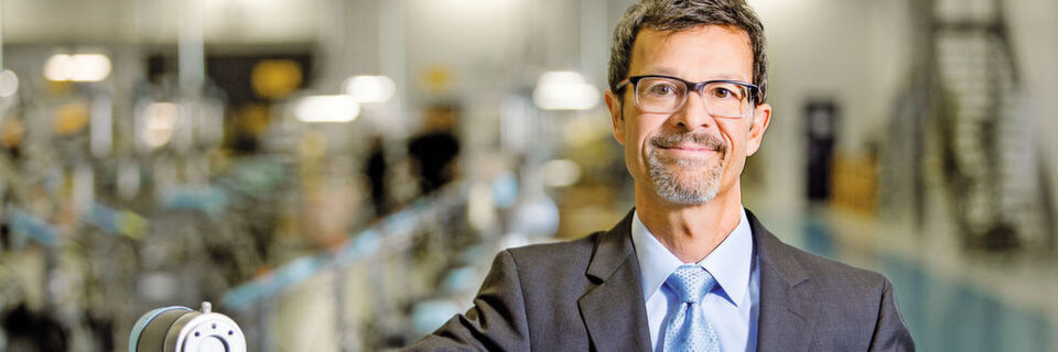„Die Leichtbaurobotik und die Mensch-Roboter-Kollaboration werden stark wachsen. Sie bestimmen den Trend und neue Marktteilnehmer bringen mehr Schwung in den Markt“, erklärt Helmut Schmid, Geschäftsführer von Universal Robots. „Die Leichtbaurobotik und die Mensch-Roboter-Kollaboration werden stark wachsen. Sie bestimmen den Trend und neue Marktteilnehmer bringen mehr Schwung in den Markt“, erklärt Helmut Schmid, Geschäftsführer von Universal Robots.
