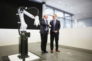 Kuka und Dürr bündeln jetzt ihr Know-how, um innovative Lösungen in der automatisierten Lackapplikation zu entwickeln. Kuka und Dürr bündeln jetzt ihr Know-how, um innovative Lösungen in der automatisierten Lackapplikation zu entwickeln.