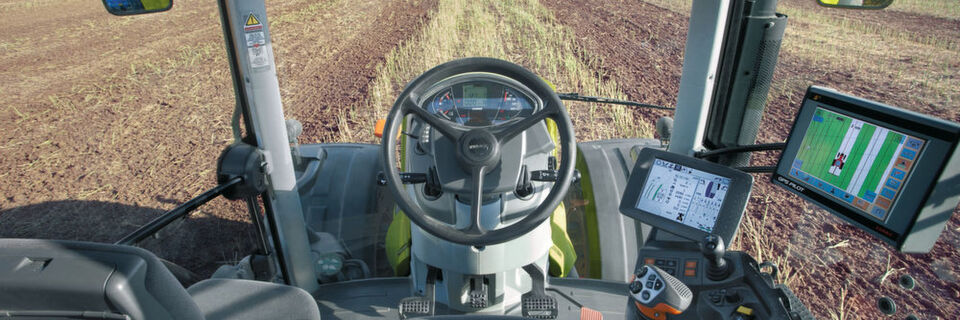 Moderne Landwirtschaft: Die Fahrerkabinen sind heutzutage mit zahlreichen unterstützenden Systemen ausgestattet wie Displays, Joysticks und GPS-Verbindung. Moderne Landwirtschaft: Die Fahrerkabinen sind heutzutage mit zahlreichen unterstützenden Systemen ausgestattet wie Displays, Joysticks und GPS-Verbindung.