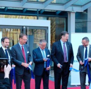Emerson präsentiert am Standort Langefeld die neueste Automatisierungstechnik: Frank Orelio (Emerson Director Operations Germany; v.l.n.r.), Patrick Deruytter (Emerson Vice President Northern Europe), Frank Schneider (Bürgermeister Langenfeld), Steve Sonnenberg (Emerson Chairman) und Andreas Fuchs (Emerson General Manager Sales & Marketing Germany). Emerson präsentiert am Standort Langefeld die neueste Automatisierungstechnik: Frank Orelio (Emerson Director Operations Germany; v.l.n.r.), Patrick Deruytter (Emerson Vice President Northern Europe), Frank Schneider (Bürgermeister Langenfeld), Steve Sonnenberg (Emerson Chairman) und Andreas Fuchs (Emerson General Manager Sales & Marketing Germany).
