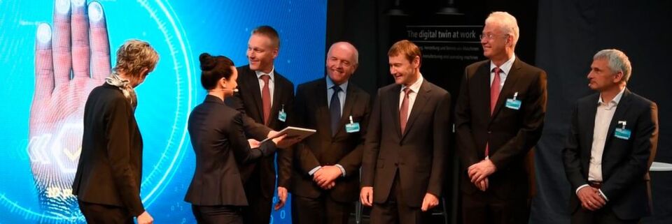Betriebsratsvorsitzende Steinborn, Dr. Mrosik, Landrat Habermann, Herr Helmrich, Dr. Heuring und Werkleiter Deml (v.l.) eröffnen die „Arena der Digitalisierung“. Betriebsratsvorsitzende Steinborn, Dr. Mrosik, Landrat Habermann, Herr Helmrich, Dr. Heuring und Werkleiter Deml (v.l.) eröffnen die „Arena der Digitalisierung“.