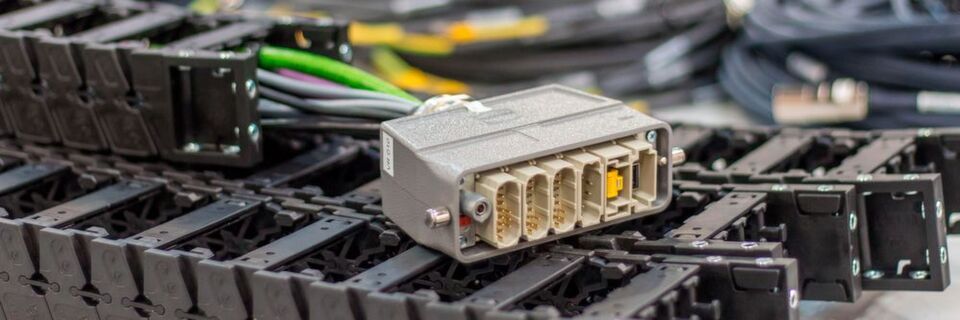 Dieser Rechtecksteckverbinder beinhaltet die Module Han High Density (3x), Han EE, Han RJ45, Han USB 2.0 (jeweils Stift-Varianten). Dieser Rechtecksteckverbinder beinhaltet die Module Han High Density (3x), Han EE, Han RJ45, Han USB 2.0 (jeweils Stift-Varianten).