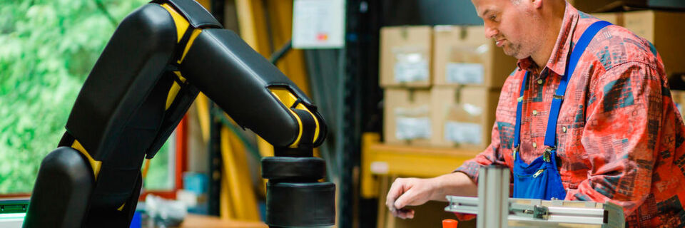 Bei Ikas arbeiten die teils schwerbehinderten Mitarbeiter Hand in Hand mit dem Kollegen Roboter. Bei Ikas arbeiten die teils schwerbehinderten Mitarbeiter Hand in Hand mit dem Kollegen Roboter.