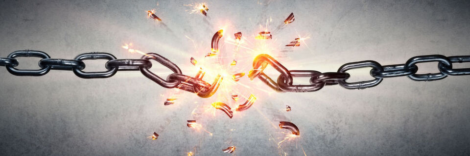 Die Lockheed Martin Cyber Kill Chain beschreibt Cyber-Attacken in sieben Stufen. Während der Angreifer nach dem Modell alle sieben Stufen erfolgreich durchlaufen muss, reicht es für die Abwehr, die Cyber Kill Chain an nur einer Stelle zu unterbrechen. Trotzdem muss die Abwehr genau wie der Angriff mehrstufig aufgebaut sein. Die Lockheed Martin Cyber Kill Chain beschreibt Cyber-Attacken in sieben Stufen. Während der Angreifer nach dem Modell alle sieben Stufen erfolgreich durchlaufen muss, reicht es für die Abwehr, die Cyber Kill Chain an nur einer Stelle zu unterbrechen. Trotzdem muss die Abwehr genau wie der Angriff mehrstufig aufgebaut sein.