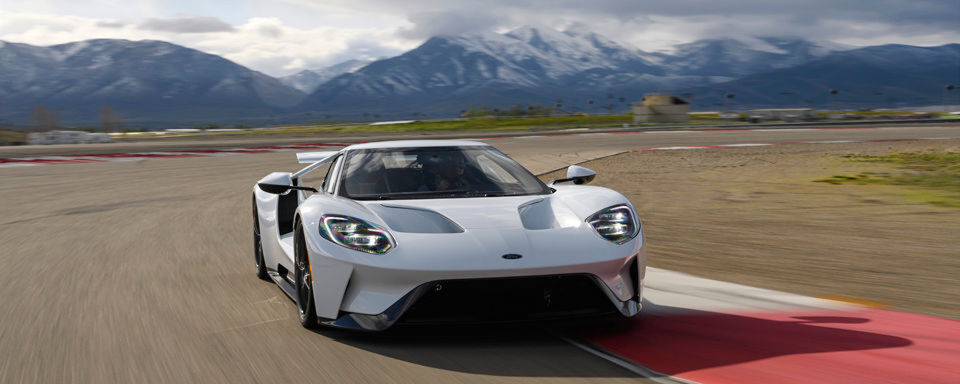 Ein Jahr nach seiner triumphalen Rückkehr nach Le Mans stürmt der Ford GT jetzt endlich auch auf die Straße. Ein Jahr nach seiner triumphalen Rückkehr nach Le Mans stürmt der Ford GT jetzt endlich auch auf die Straße.