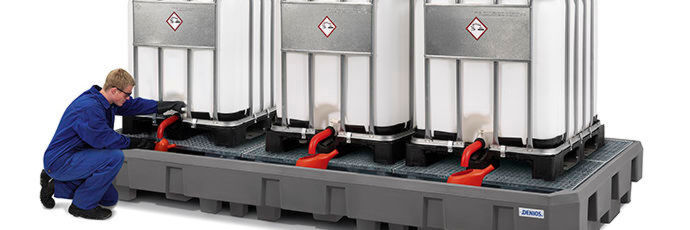 Die IBC-Station Euro-3R aus Polyethylen (PE) mit Abfüllbereich zum direkten Abstellen von drei 1000-l-IBC trägt insgesamt 6000 kg. Die IBC-Station Euro-3R aus Polyethylen (PE) mit Abfüllbereich zum direkten Abstellen von drei 1000-l-IBC trägt insgesamt 6000 kg.