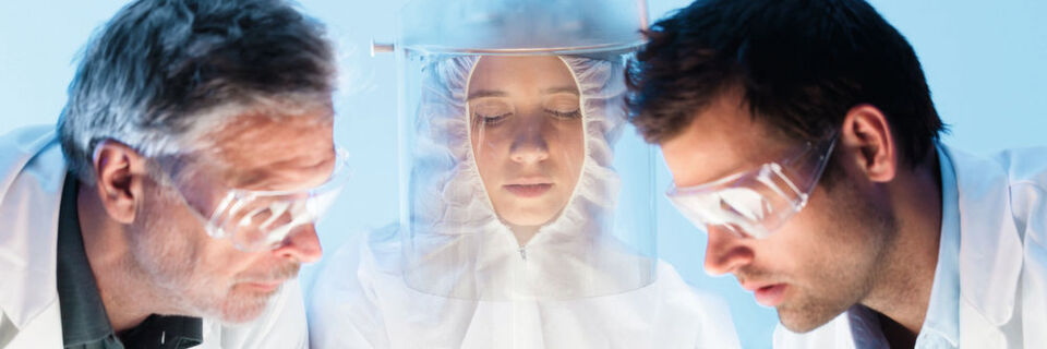 Labordiagnostik leistet einen zentralen Beitrag zur Gesundheitsversorgung. Mit immer schneller verfügbaren und besseren Ergebnissen öffnet sie Ärzten die Augen. Doch allen technischen Fortschritten zum Trotz kämpft die Branche mit vielen Herausforderungen. Labordiagnostik leistet einen zentralen Beitrag zur Gesundheitsversorgung. Mit immer schneller verfügbaren und besseren Ergebnissen öffnet sie Ärzten die Augen. Doch allen technischen Fortschritten zum Trotz kämpft die Branche mit vielen Herausforderungen.