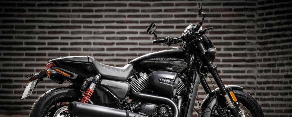 Das Motorrad wird von einem 71-PS-Motor angetrieben. Das Motorrad wird von einem 71-PS-Motor angetrieben.