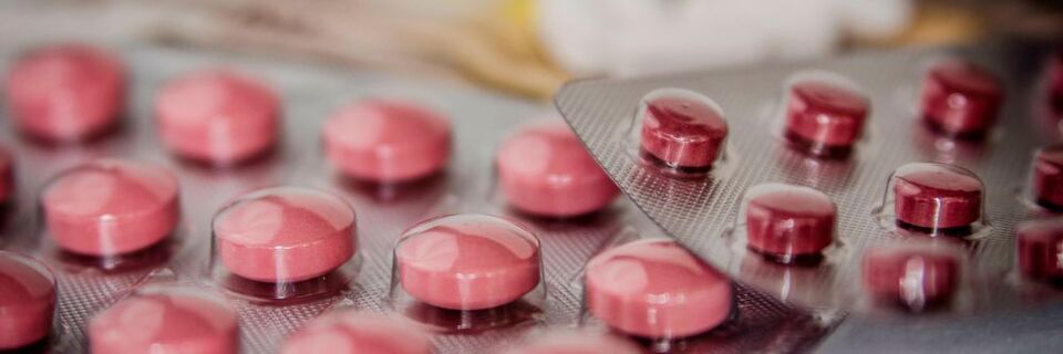 Durch einen Milliardendeal übernimmt der Gesundheitskonzern Fresenius Kabi das US-amerikanische Unternehmen Akorn und baut so sein USA-Geschäft aus. Akorn stellt verschreibungspflichtige und rezeptfreie Arzneimittel her. Durch einen Milliardendeal übernimmt der Gesundheitskonzern Fresenius Kabi das US-amerikanische Unternehmen Akorn und baut so sein USA-Geschäft aus. Akorn stellt verschreibungspflichtige und rezeptfreie Arzneimittel her.