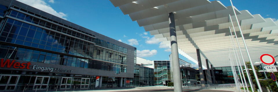 Über den neu gestalteten Eingang Mitte gelangen Besucher direkt in die Hallen der MT-Connect und zum Kongress Medtech Summit. Über den neu gestalteten Eingang Mitte gelangen Besucher direkt in die Hallen der MT-Connect und zum Kongress Medtech Summit.