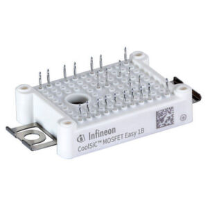 Anlässlich der diesjährigen PCIM in Nürnberg stellt Infineon weitere Modulplattformen und Topologien aus der Familie der 1200-V-CoolSiC-MOSFETs vor. Das nun in Serienproduktion angekündigte Easy1B in Six-Pack-Topologie ist gekennzeichnet durch die bewährte Modul-Konfiguration von Infineon mit einem Durchlasswiderstand (RDS(ON)) von nur jeweils 45 mΩ. Eine integrierte Bodydiode sorgt für einen verlustarmen Freilauf. Es eignet sich für Anwendungen im Bereich Antriebe, Solar oder auch Schweißtechnik. Anlässlich der diesjährigen PCIM in Nürnberg stellt Infineon weitere Modulplattformen und Topologien aus der Familie der 1200-V-CoolSiC-MOSFETs vor. Das nun in Serienproduktion angekündigte Easy1B in Six-Pack-Topologie ist gekennzeichnet durch die bewährte Modul-Konfiguration von Infineon mit einem Durchlasswiderstand (RDS(ON)) von nur jeweils 45 mΩ. Eine integrierte Bodydiode sorgt für einen verlustarmen Freilauf. Es eignet sich für Anwendungen im Bereich Antriebe, Solar oder auch Schweißtechnik.