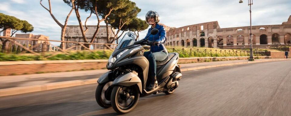 Yamaha hat seinen kleinen Dreirad-Roller Tricity 125 technisch überarbeitet und peppt ihn zudem mit etwas mehr Leistung auf. Yamaha hat seinen kleinen Dreirad-Roller Tricity 125 technisch überarbeitet und peppt ihn zudem mit etwas mehr Leistung auf.