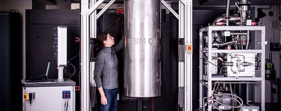 „IBM Q“ soll der erste kommerziell verfügbare Quantencomputer von Big Blue sein; IBM hat nun zwei neue Prozessoren - mit 16 und 17 Qubits - vorgestellt. „IBM Q“ soll der erste kommerziell verfügbare Quantencomputer von Big Blue sein; IBM hat nun zwei neue Prozessoren - mit 16 und 17 Qubits - vorgestellt.