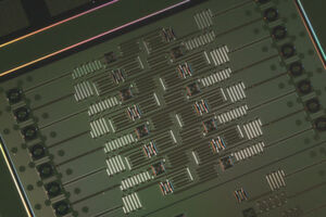 16-Bit-Quantenprozessor von IBM Research. Mit der Entwicklung des Prototypen eines 17-Qubit-Prozessors hat IBM den bislang leistungsstärksten Prozessor für Quantencomputer vorgestellt. Aktuell haben Anwender mehr als 300.000 Quantenexpoerimente auf den IBM-Rechnern durchgeführt. 16-Bit-Quantenprozessor von IBM Research. Mit der Entwicklung des Prototypen eines 17-Qubit-Prozessors hat IBM den bislang leistungsstärksten Prozessor für Quantencomputer vorgestellt. Aktuell haben Anwender mehr als 300.000 Quantenexpoerimente auf den IBM-Rechnern durchgeführt.